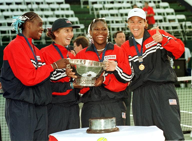La squadra Usa di Fed Cup del 1999 con Monica Seles seconda da sinistra