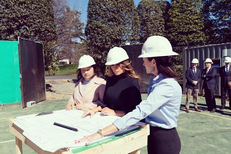 Melania Trump segue i lavori del padiglione del tennis