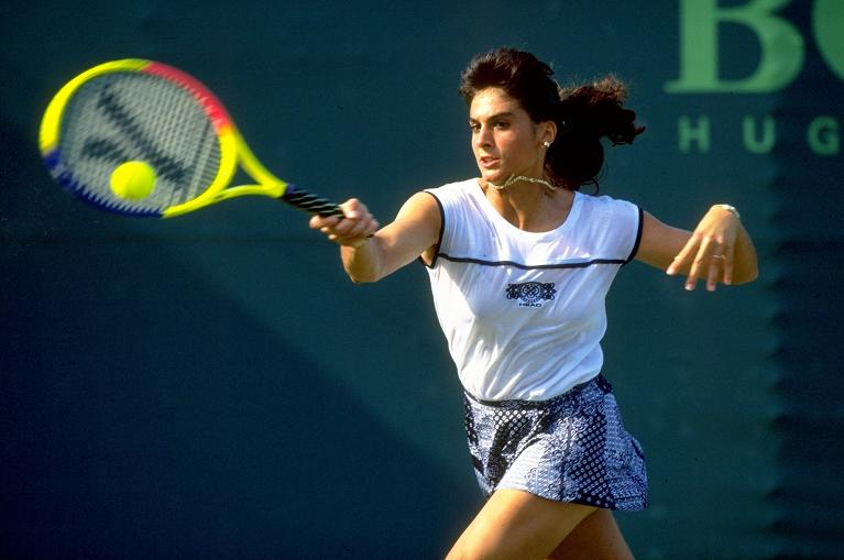 Gabriela Sabatini gioca un diritto a fine carriera nel 1995