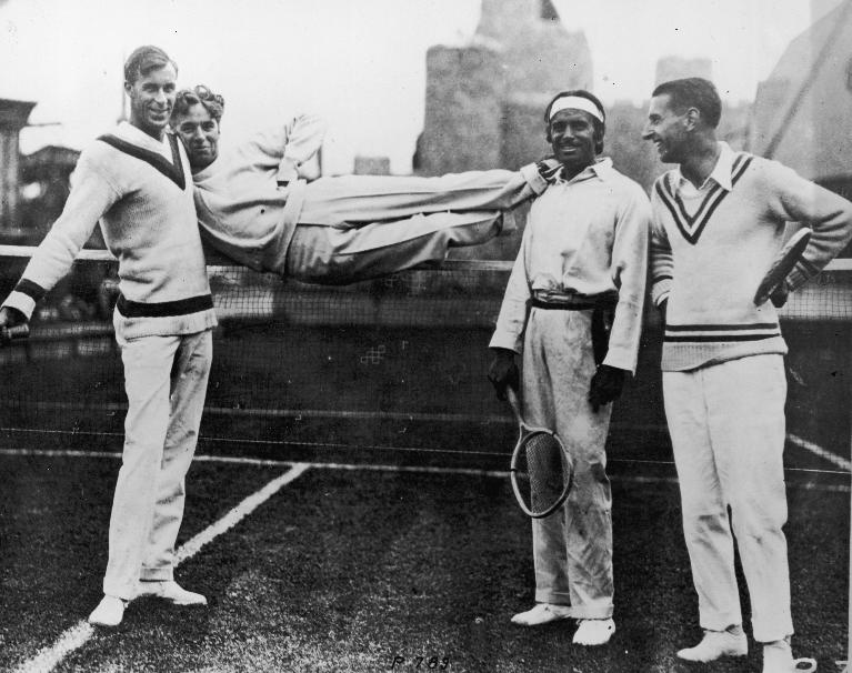 Bill Tilden con Charlie Chaplin (sollevato), l'attore Douglas Fairbanks e il tennista spagnoloManuel Alonso