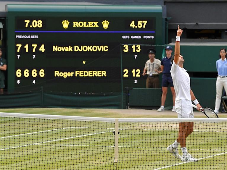 Il momento conclusivo della finale tra  Djokovic e Federer a Wimbledon nel 2019
