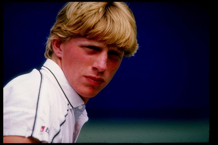 Boris Becker nel 1985 anno in cui vinse il primo titolo SAtp al Queen's Club e poi il primo Wimbledon