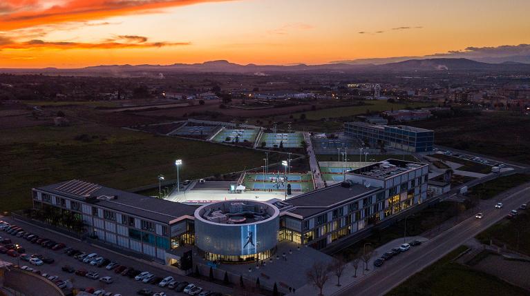 Una panoramica sulla Rafael Nadal Academy di Manacor con i suoi 27 campi da tennis