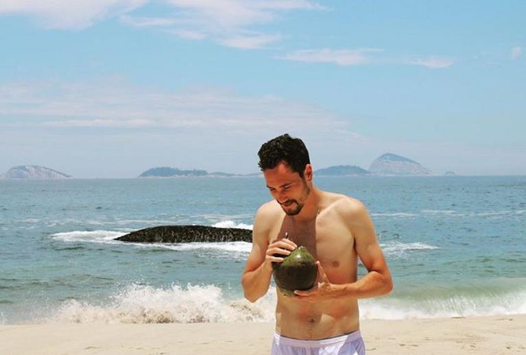 Gianluca Mager sulla spiaggia a Rio