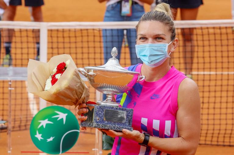 Simona Halep con il trofeo e la mascherina