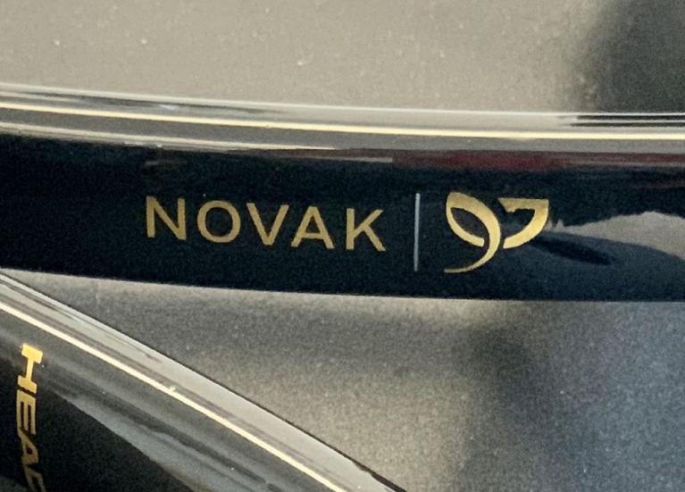 Il dettaglio della personalizzazione con il nome e il logo di Djokovic