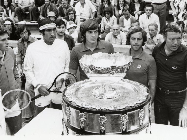 Fillol, Cornejo, Panatta, Bertolucci e Pietrangeli con la Coppa Davis in occasione della finale del 1976 in Cile (Tonelli)