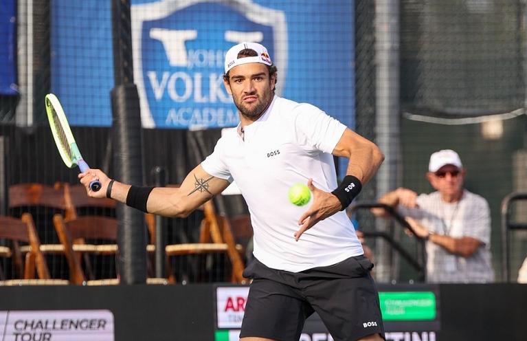 Matteo Berrettini colpisce di diritto (foto Twitter Arizona Tennis Classic)