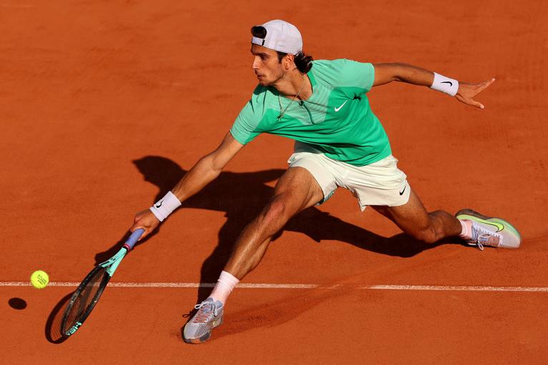 Lorenzo Musetti in azione al Roland Garros (Getty Images)