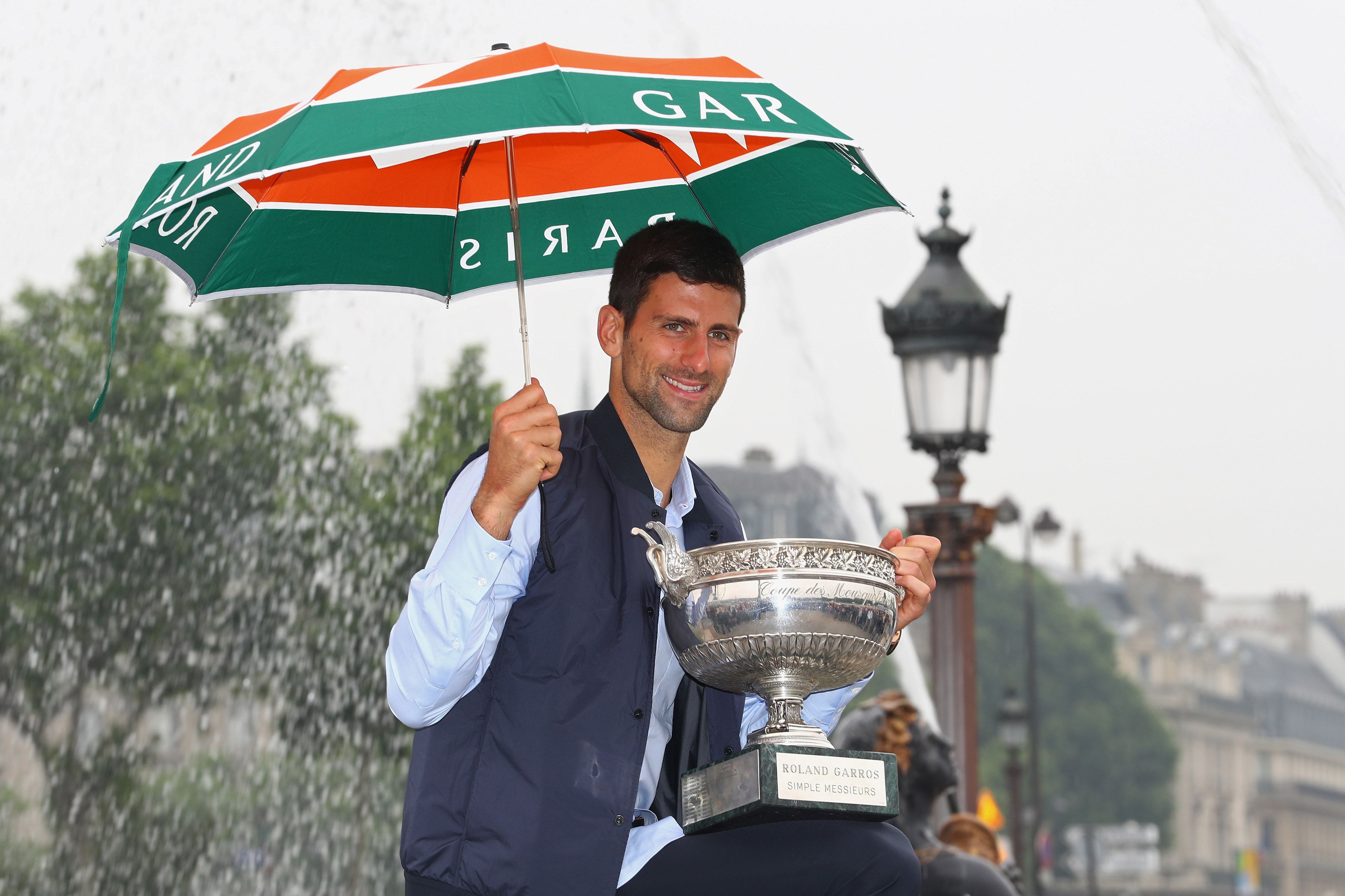Novak Djokovic con la coppa del Roland Garros