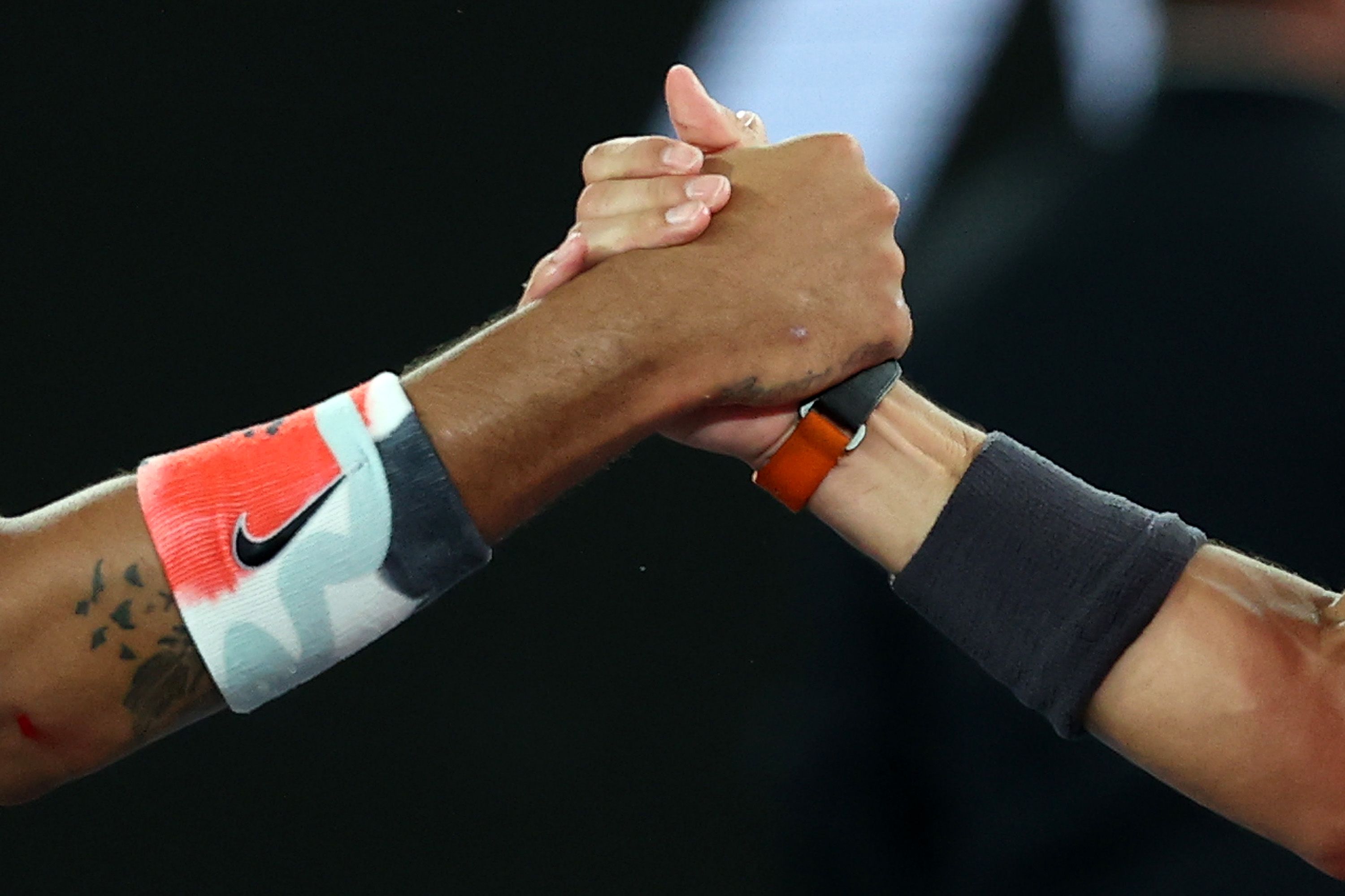 La stretta di mano tra Rafael Nadal e Nick Kyrgios con i rispettivi polsini Nike