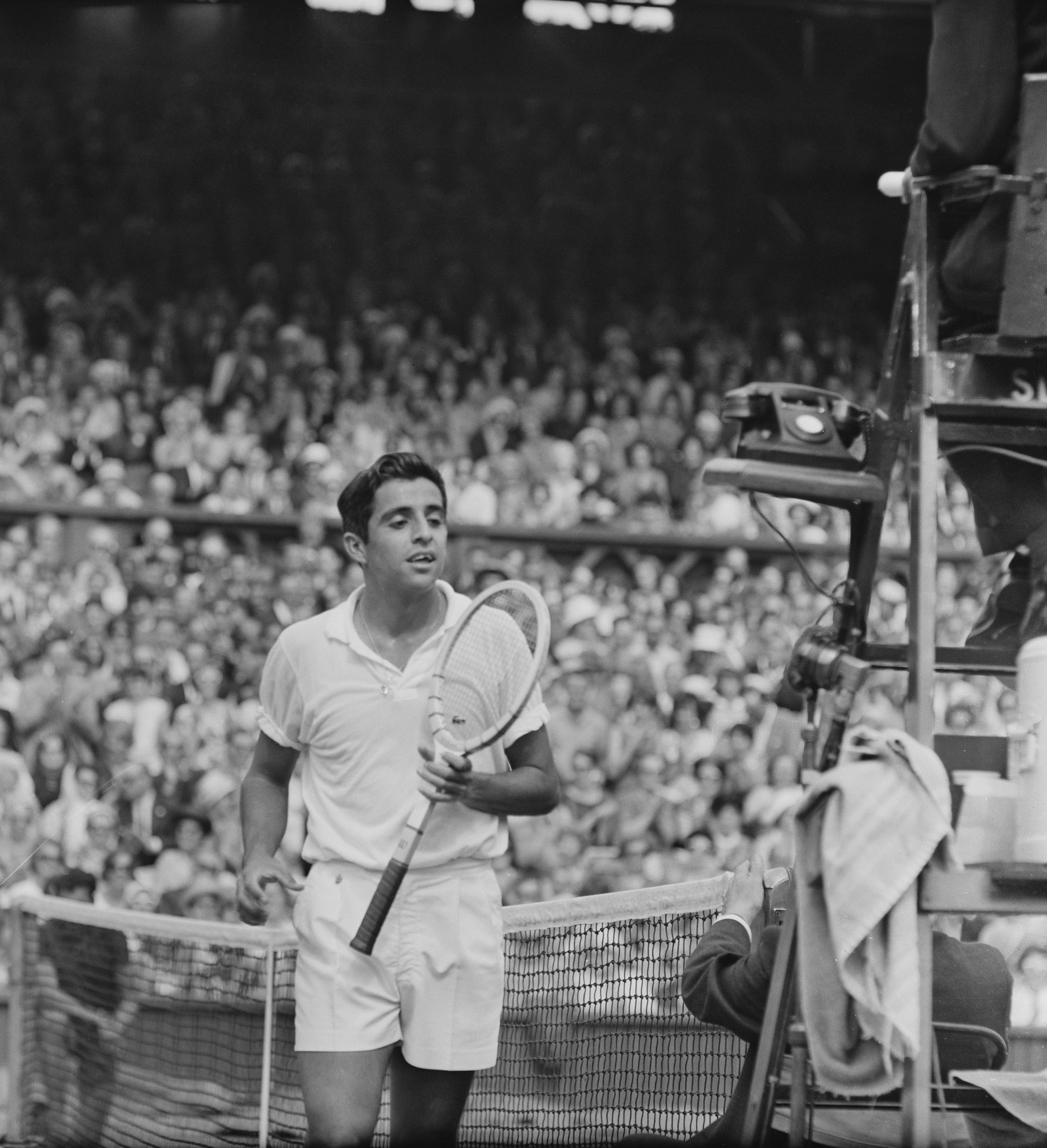 Manuel Martìnez Santana, detto Manolo, nato a Madrid, classe 1938, ha vinto 4 titoli dello Slam di cui uno storico a Wimbledon, fu il primo iberico a riuscirci