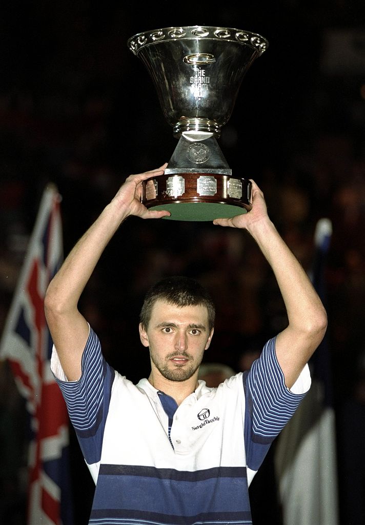 Goran Ivanisevic alza il trofeo della Grand Slam Cup