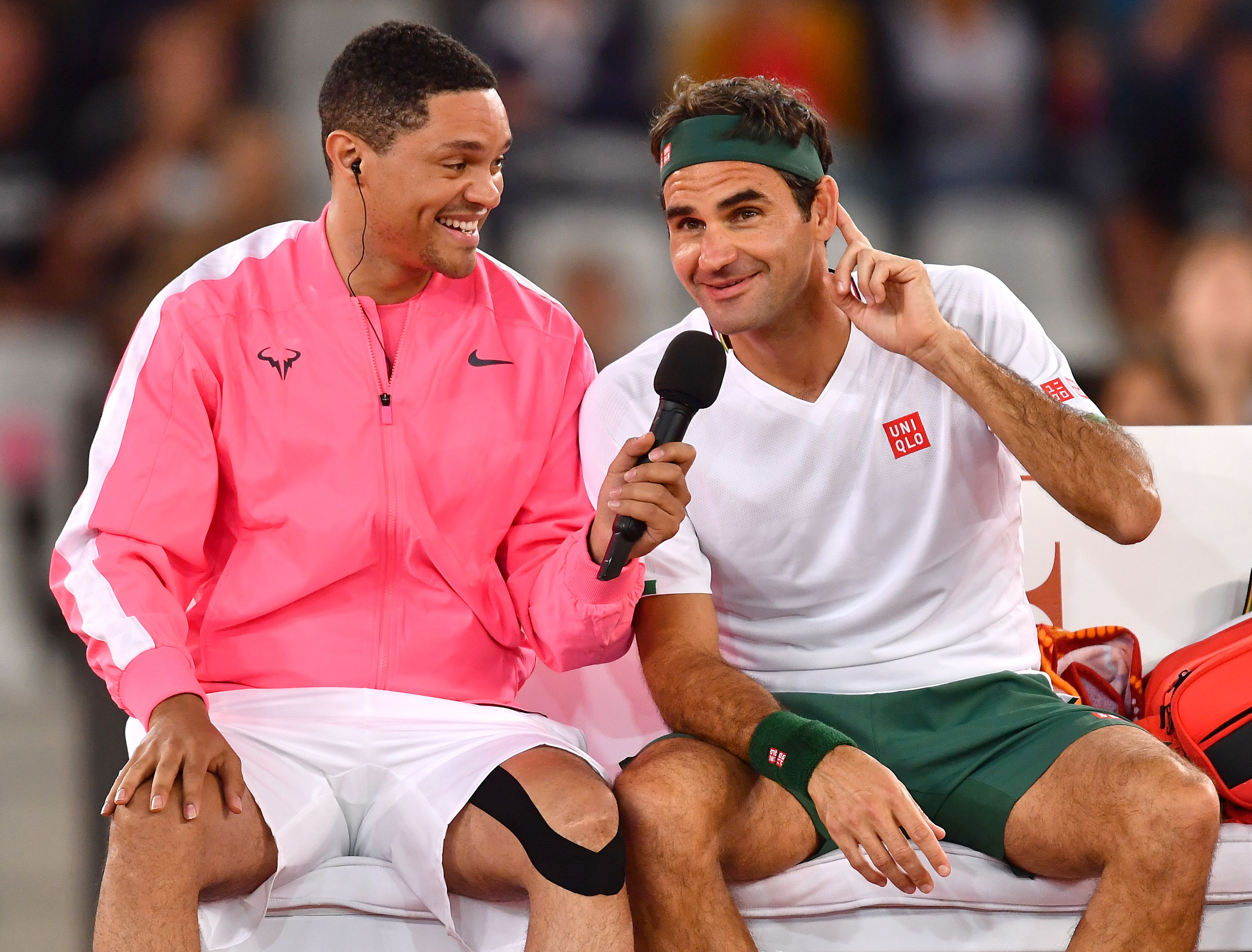 Roger Federer e Rafael Nadal hanno dato vita a una spettacolare esibizione a scopo benefico allo stadio dei Mondiali di calcio di Cape Town (Sudafrica): una folla di 51.954 spettatori ha fatto stabilire un nuovo record di pubblico per una partita di tennis