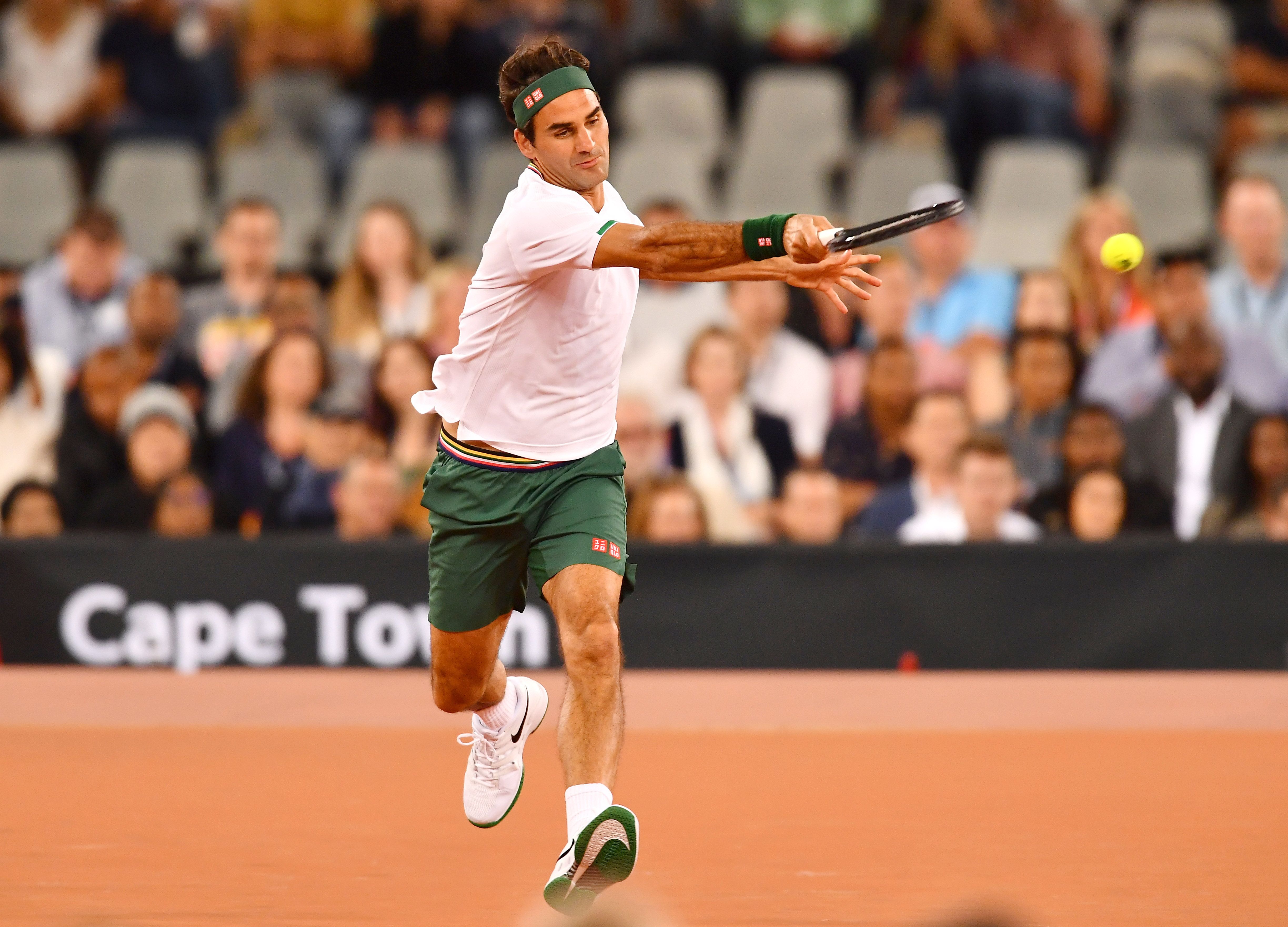 Roger Federer e Rafael Nadal hanno dato vita a una spettacolare esibizione a scopo benefico allo stadio dei Mondiali di calcio di Cape Town (Sudafrica): una folla di 51.954 spettatori ha fatto stabilire un nuovo record di pubblico per una partita di tennis