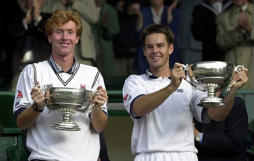 Mark Woodforde e Todd Woodbridge dopo il successo a Wimbledon nel 2000